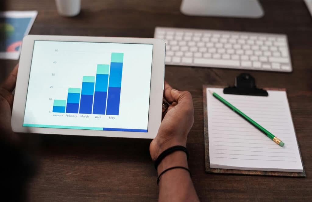 איש במשרד מסתכל על טאבלט עם גרף