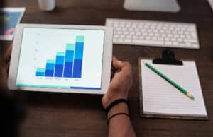 איש במשרד מסתכל על טאבלט עם גרף