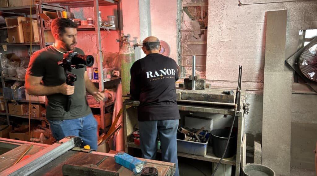 צלם ועורך וידאו שמבצע הפקת סרטוני תדמית, פרילנסר של קידומלה - אביב שחם, בעת עבודת צילום תדמית בחב' רנאור